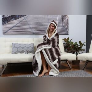 Chic Home Hooded Robe Wrap with Sherpa Lining. Colors- shades of gray with white